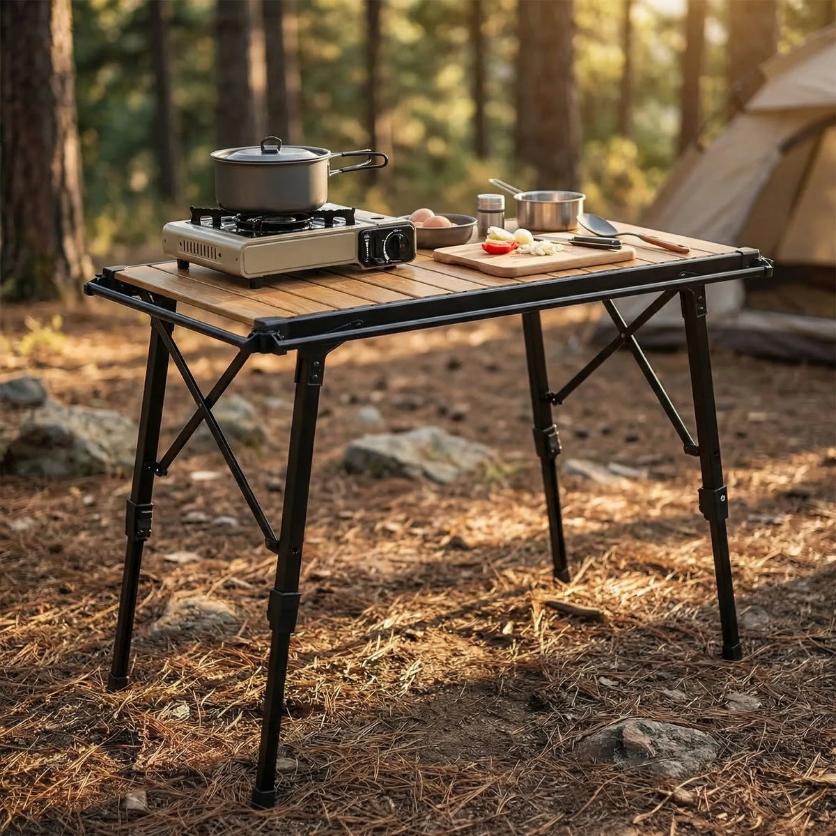 Klappbarer IGT-Campingtisch mit lamellierter Oberfläche und Grilleinschub