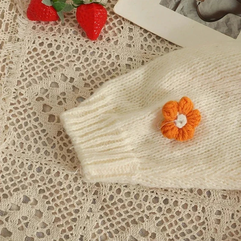 Verkürzter V-Ausschnitt-Cardigan mit Blumenapplikationen und weichem Strick
