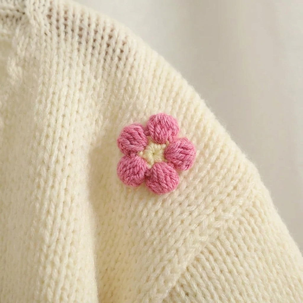 Verkürzter V-Ausschnitt-Cardigan mit Blumenapplikationen und weichem Strick
