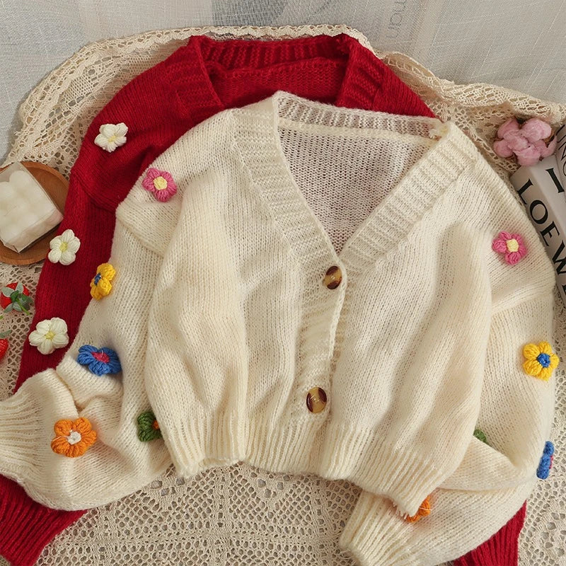 Verkürzter V-Ausschnitt-Cardigan mit Blumenapplikationen und weichem Strick