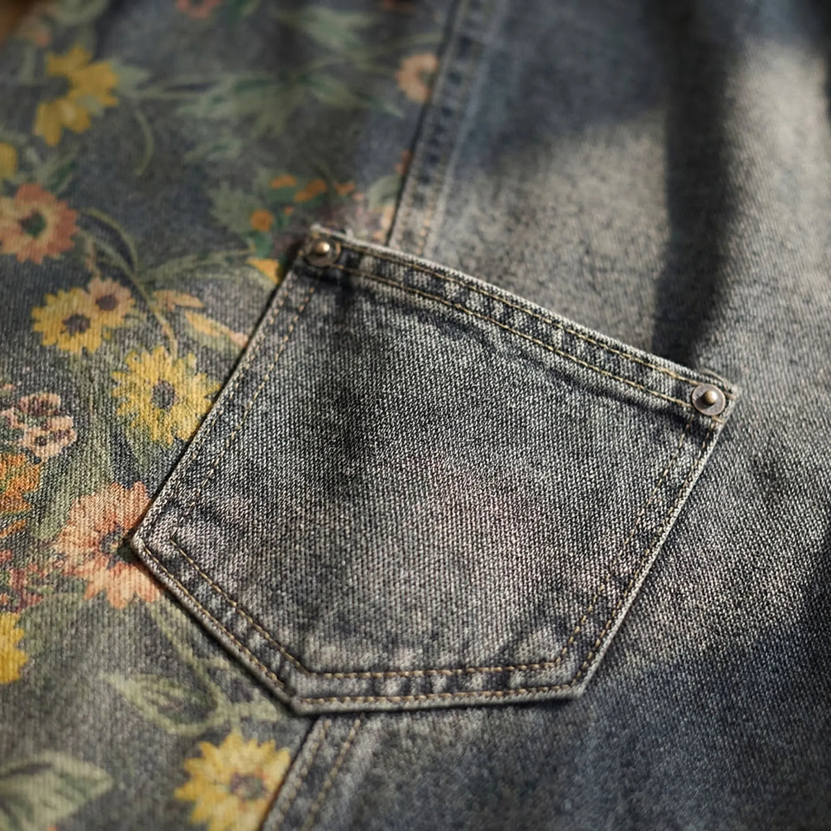Denim-Latzhose mit Blumenmuster und verstellbaren Trägern breites Bein