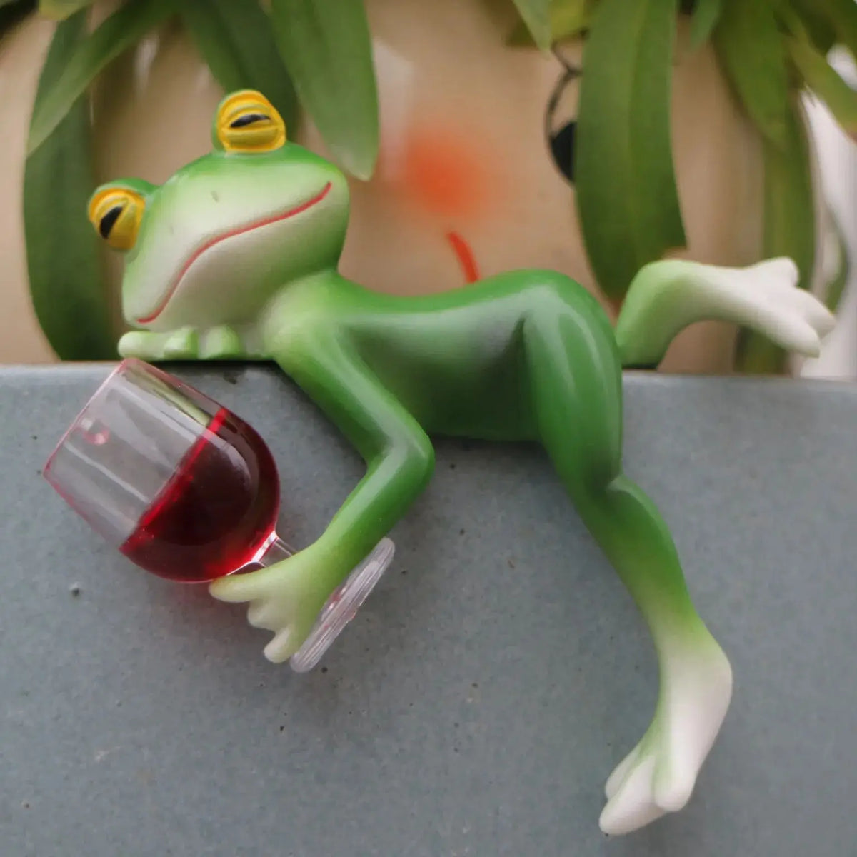 Froschfigur hängend mit Weinglas für Gartendeko und Innenbereich
