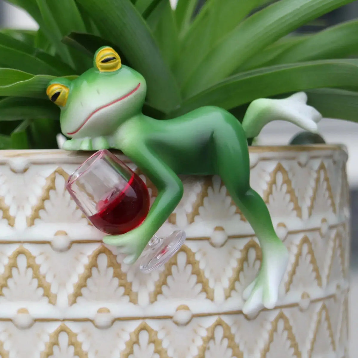 Froschfigur hängend mit Weinglas für Gartendeko und Innenbereich