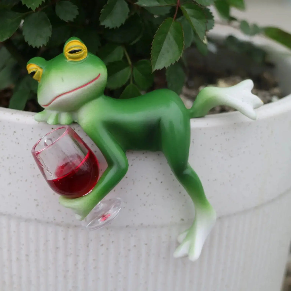 Froschfigur hängend mit Weinglas für Gartendeko und Innenbereich
