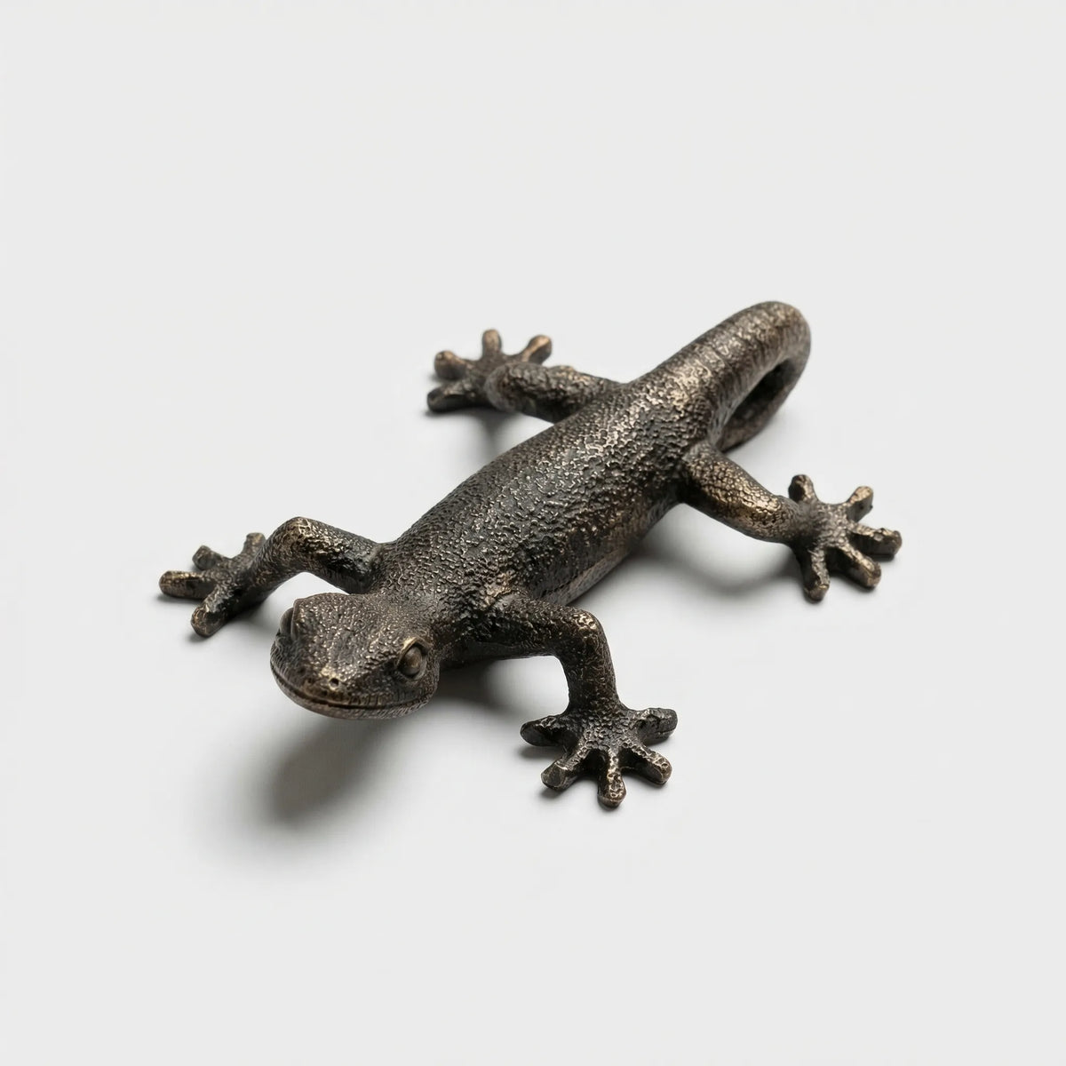 Gecko Gartenwanddeko hängend mit lebensechter Textur und bronzefarbenem Finish