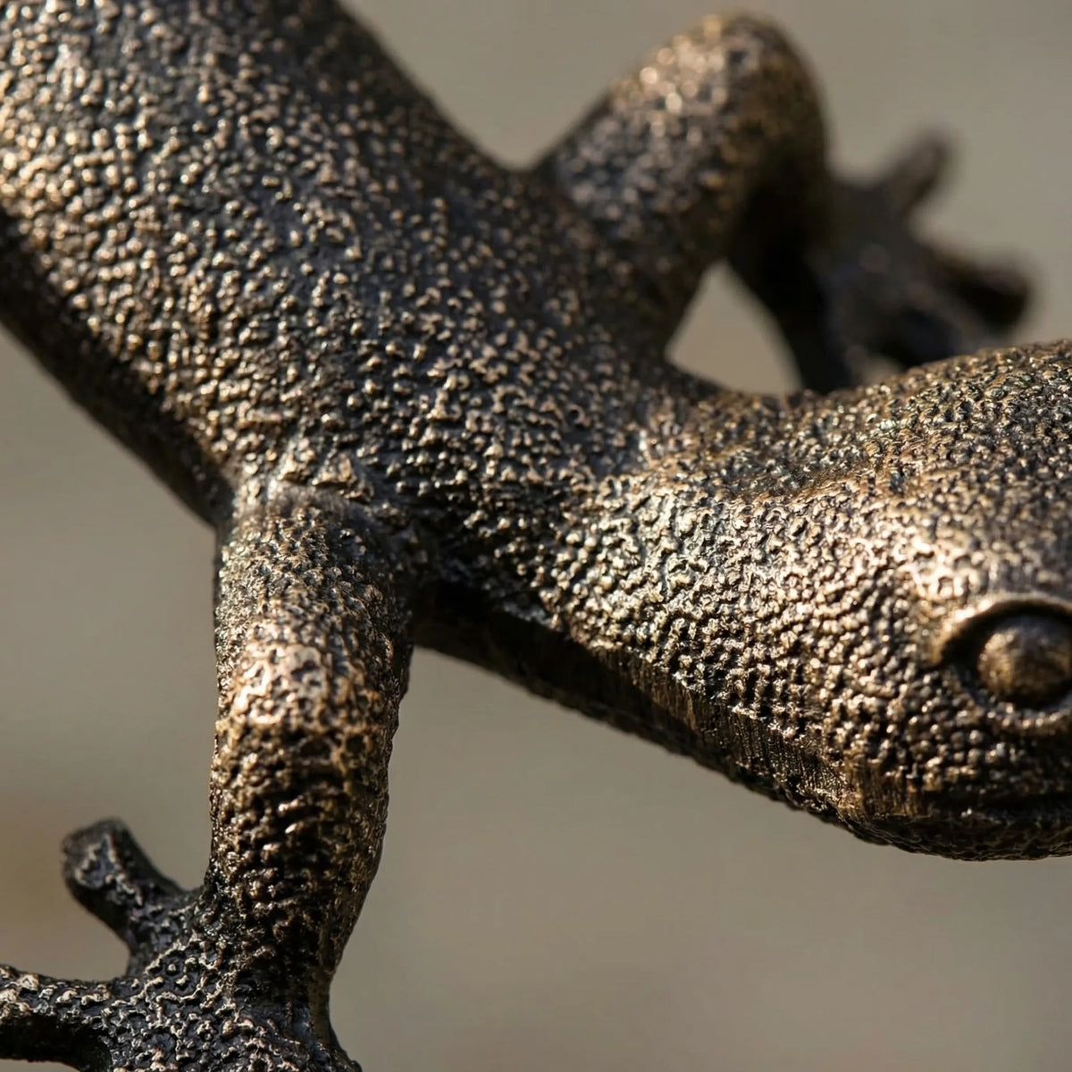 Gecko Gartenwanddeko hängend mit lebensechter Textur und bronzefarbenem Finish