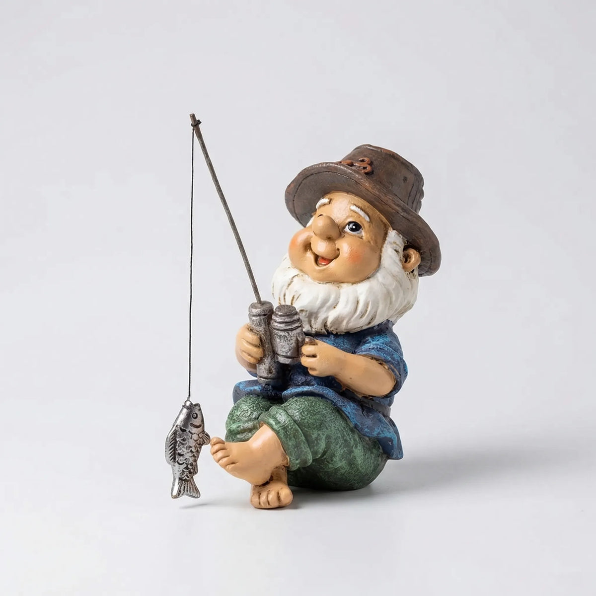 Sitzende Fischergnom-Gartenfigur handgemalt mit Angelrute