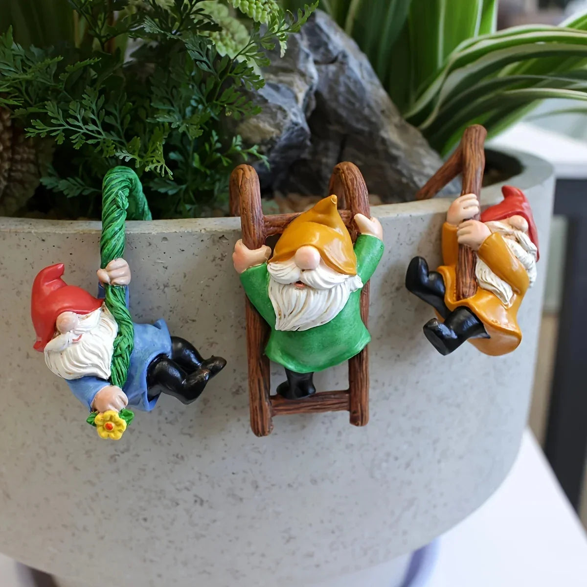 Miniatur-Kletterzwerge handgemalt zum Einhängen auf Blumentöpfe