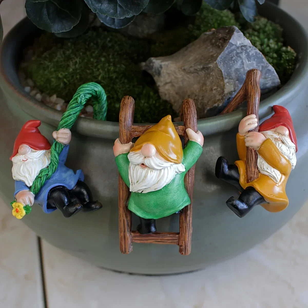 Miniatur-Kletterzwerge handgemalt zum Einhängen auf Blumentöpfe