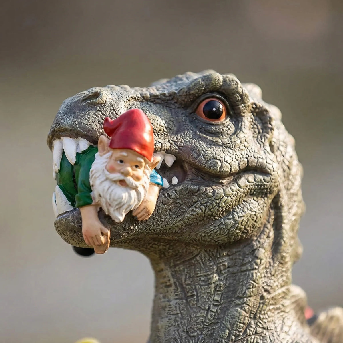 Dinosaurier-Gartenfigur T-Rex isst Zwerge handgemalt wetterfest