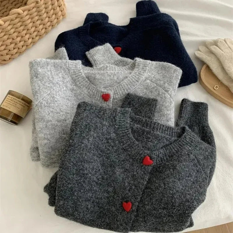 Gestrickte Strickjacke mit Herzknöpfen abgesetzter Schulter lockere Passform