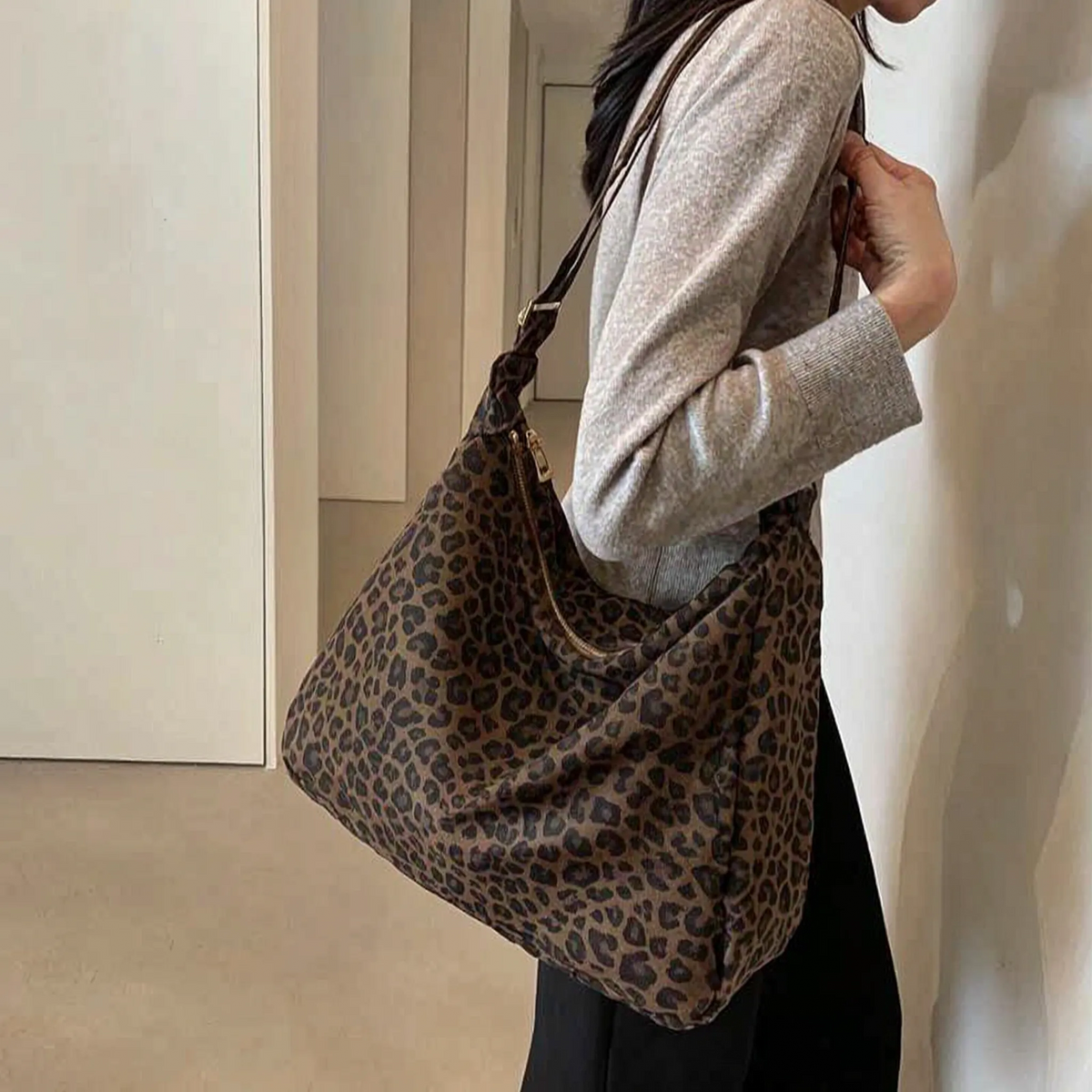 Leoparden-Schultertasche großformatig mit verstellbarem Gurt und Leopard-Druck