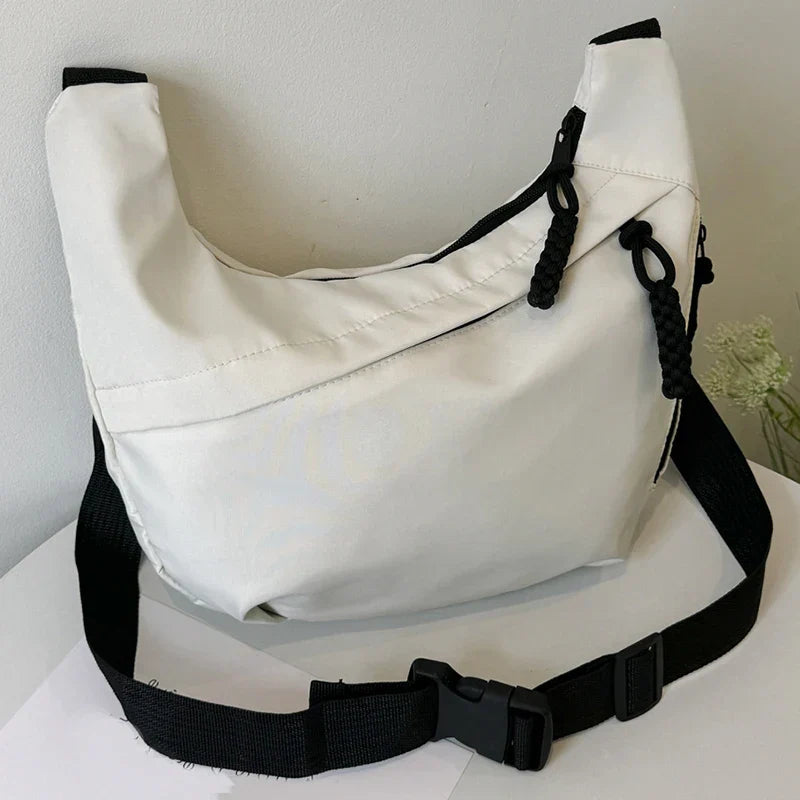 Kompakte Nylon-Umhängetasche mit verstellbarem Gurt und Reissverschluss