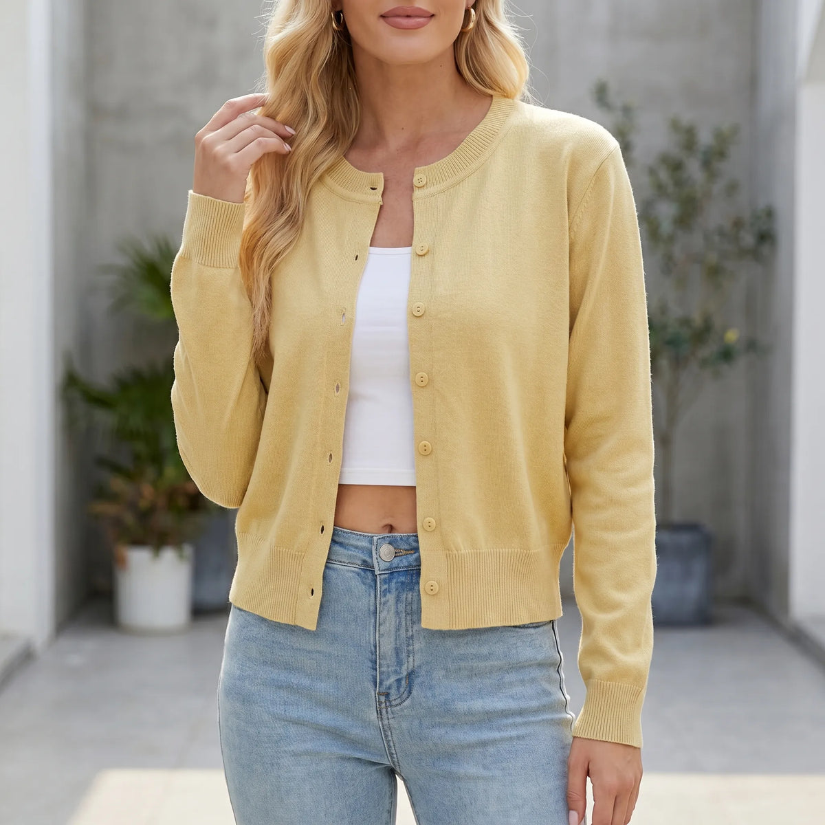 Langarm-Strickjacke mit Rundhalsausschnitt und Knopfleiste