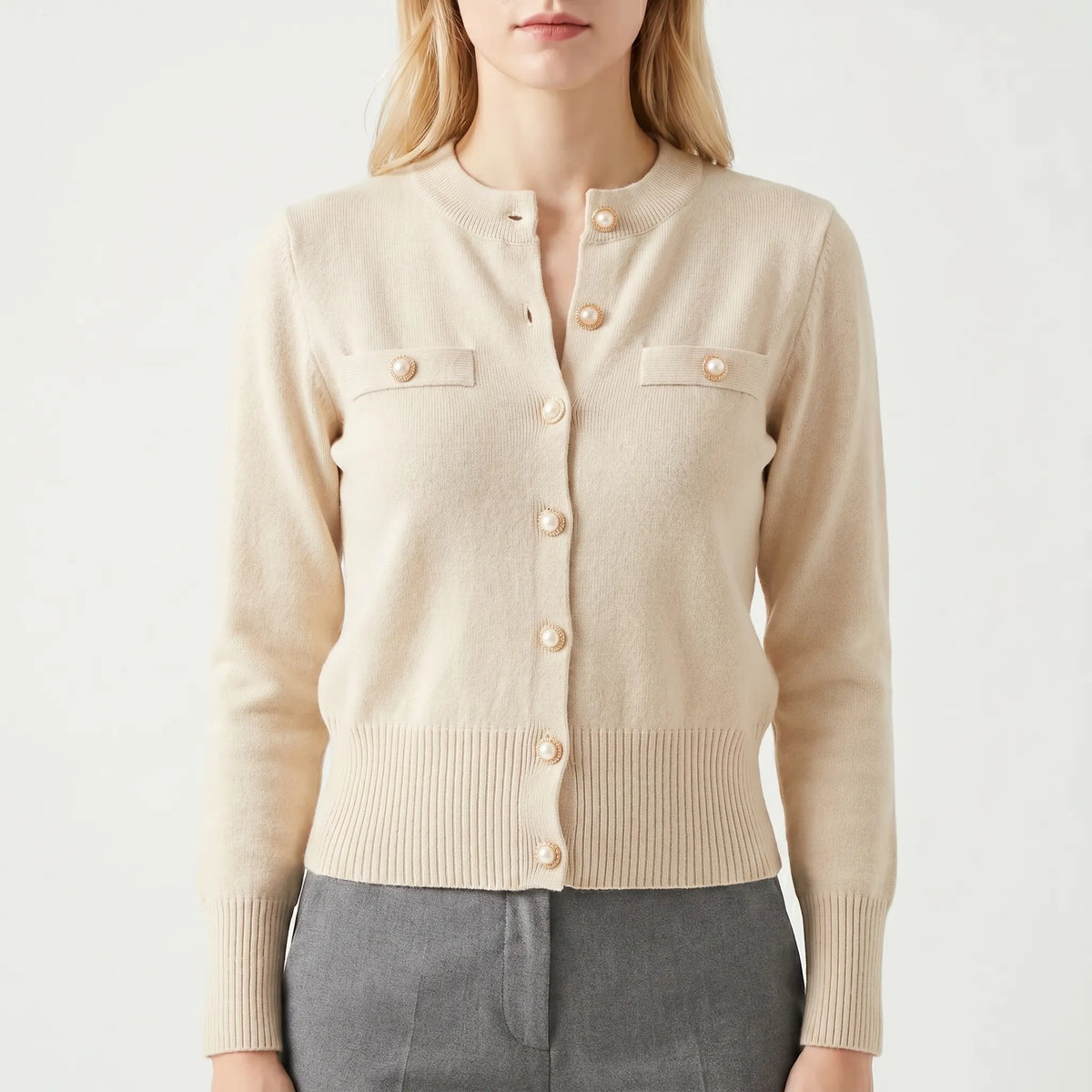 Gestrickte Strickjacke mit Perlenknöpfen schlanke Passform gerippter Saum