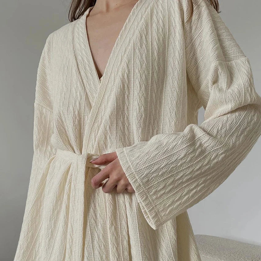Dreiteiliges Schlafanzug-Set mit V-Ausschnitt, langärmeliger Robe und Shorts
