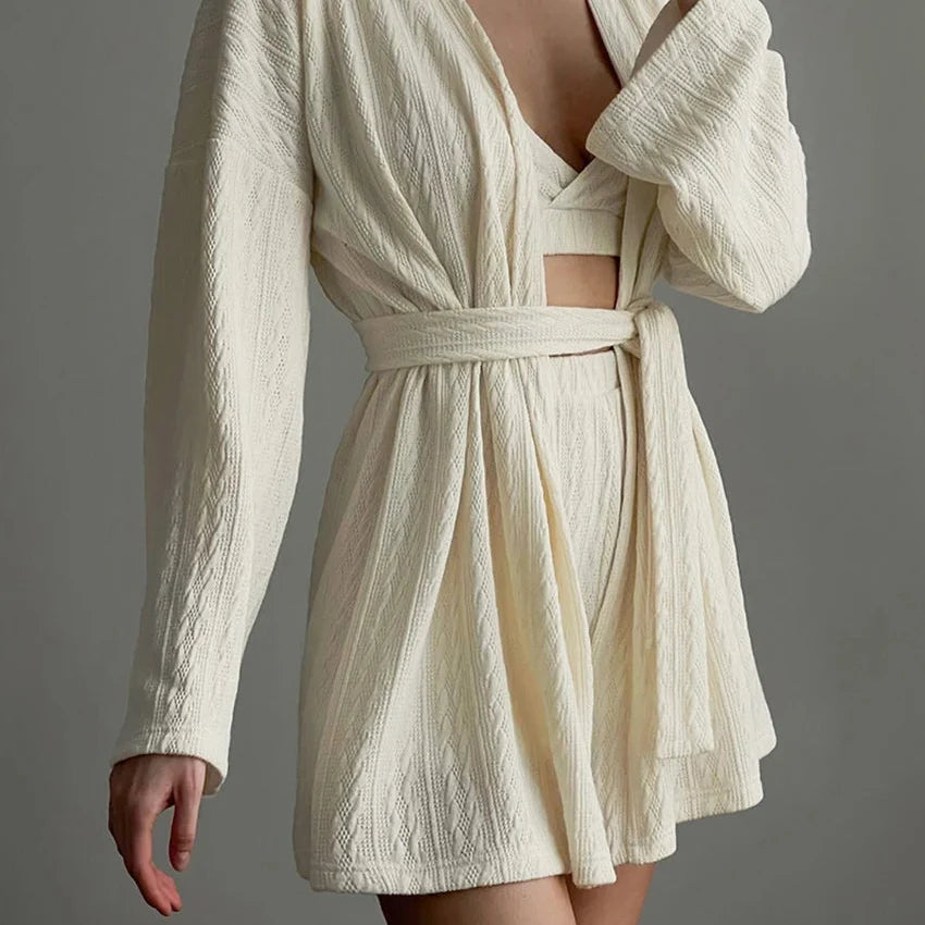 Dreiteiliges Schlafanzug-Set mit V-Ausschnitt, langärmeliger Robe und Shorts