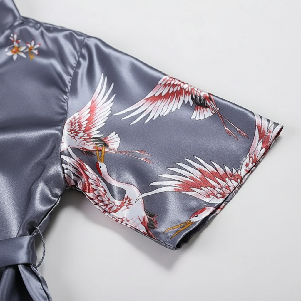 Kurzer Kimono-Morgenmantel mit zartem Blumenmuster elegant seidenartig