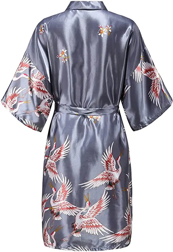 Kurzer Kimono-Morgenmantel mit zartem Blumenmuster elegant seidenartig