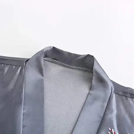 Kurzer Kimono-Morgenmantel mit zartem Blumenmuster elegant seidenartig