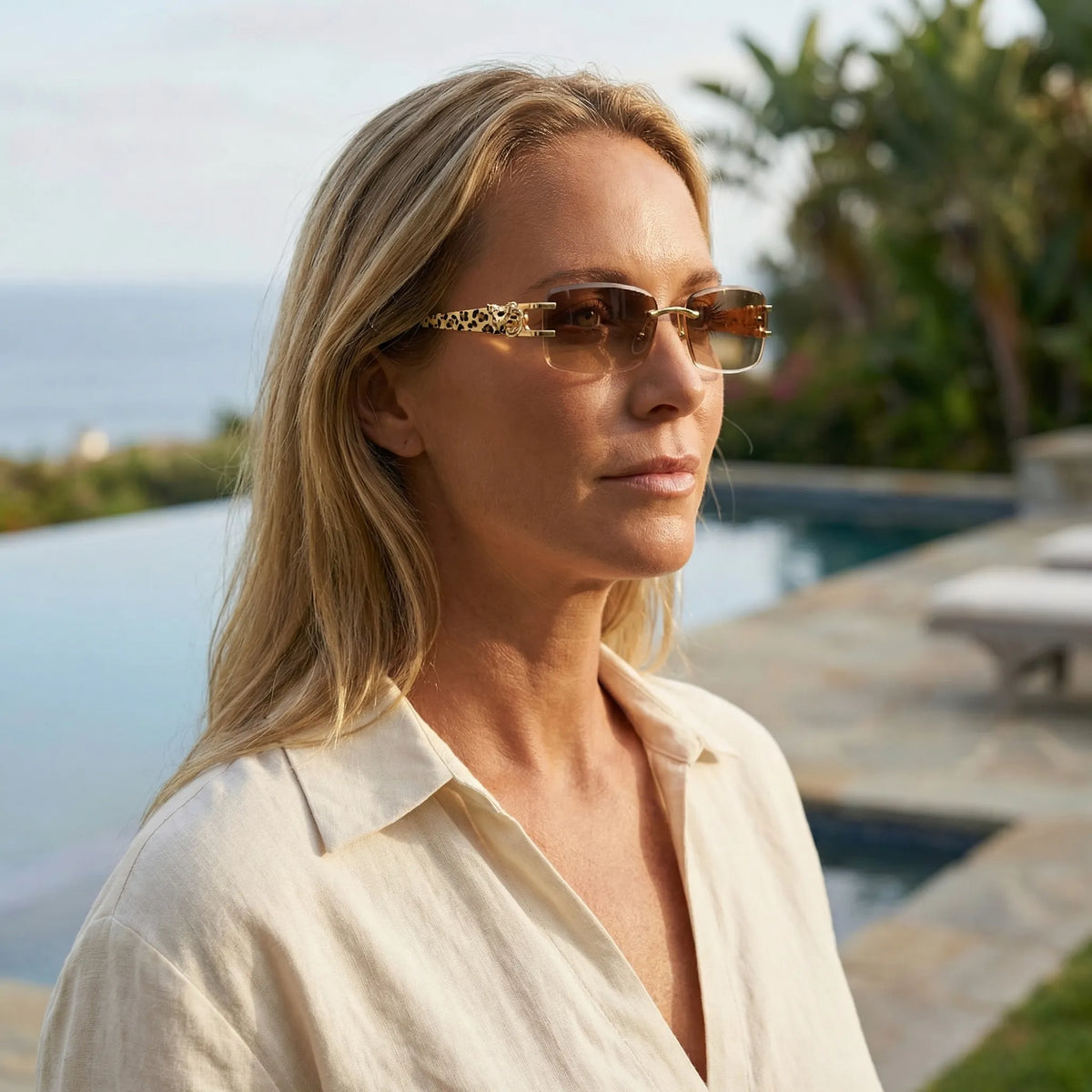 Randlose quadratische Sonnenbrille mit Leoparden-Bügeldetails Goldton