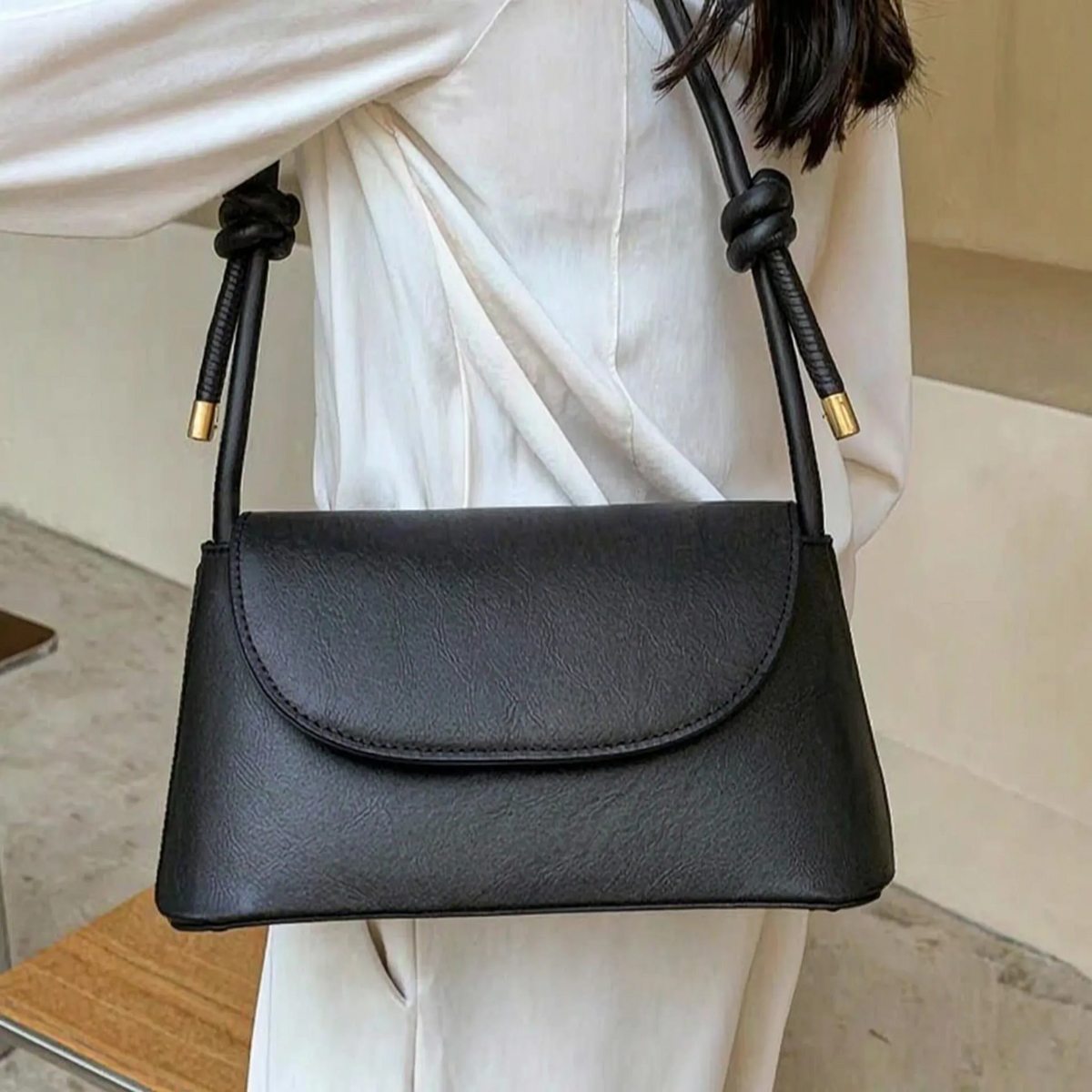 Kompakte Quadrat-Klapptasche mit geknoteter Schultriemen