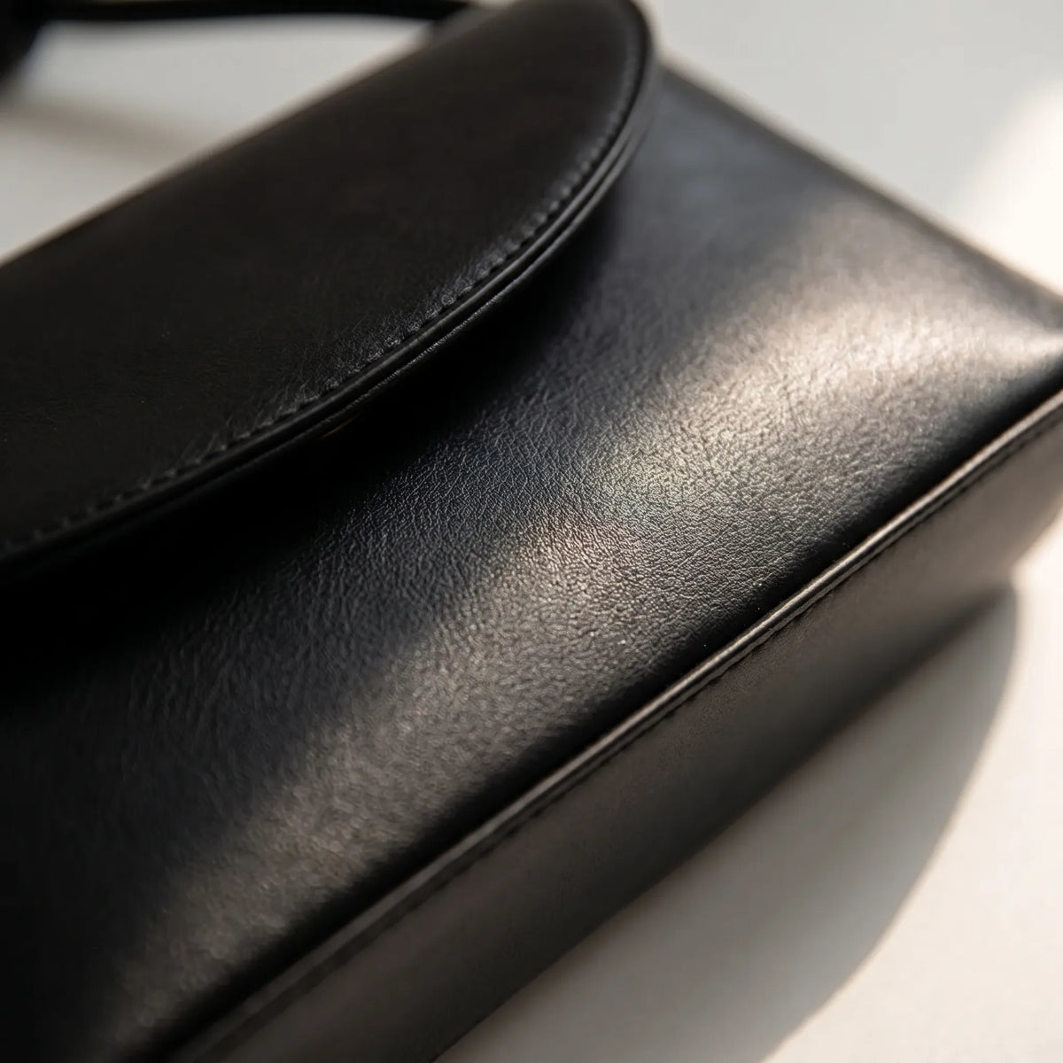 Kompakte Quadrat-Klapptasche mit geknoteter Schultriemen