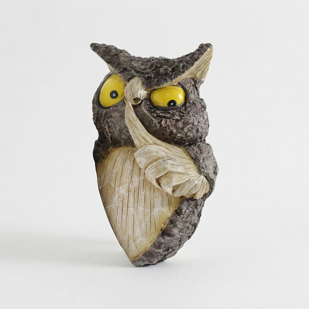 Spähende Eule Baum-Hängeschmuck mit Federtextur und gelben Augen