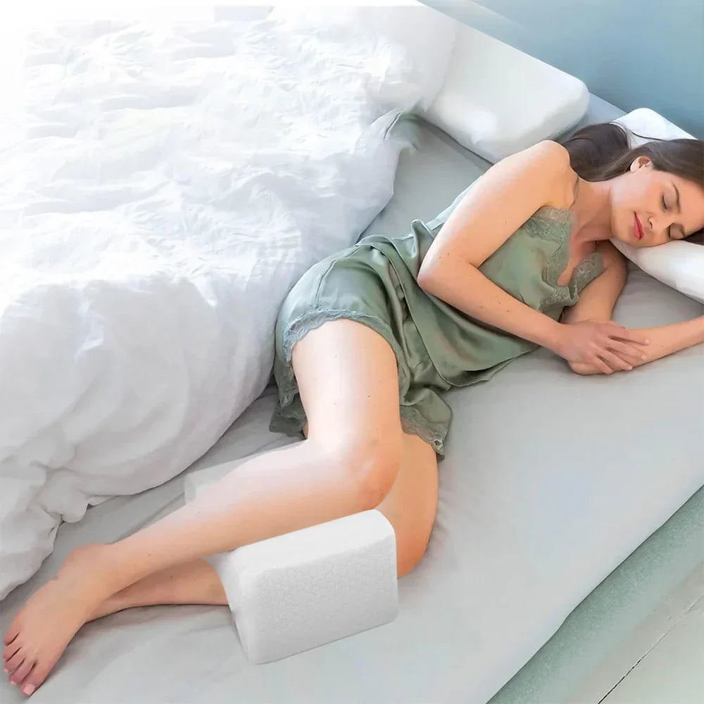 Konturiertes Memory-Foam-Kniekissen mit Riemen für Seitenschläfer