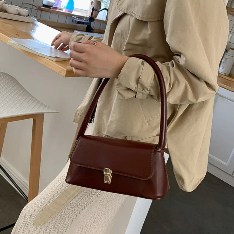 Retro Schultertasche mit Überschlag aus PU-Leder strukturiert