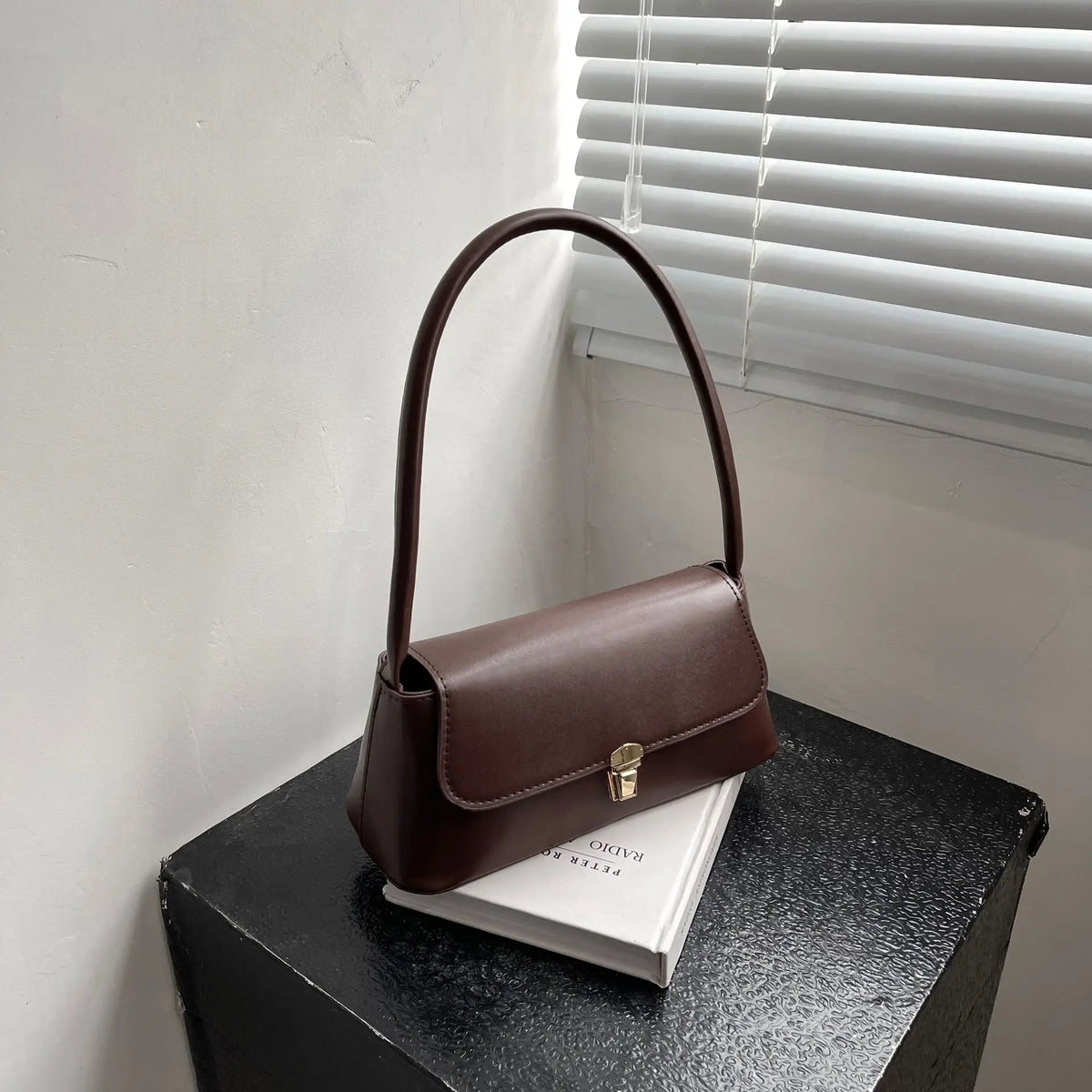 Retro Schultertasche mit Überschlag aus PU-Leder strukturiert