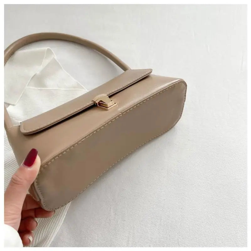 Retro Schultertasche mit Überschlag aus PU-Leder strukturiert