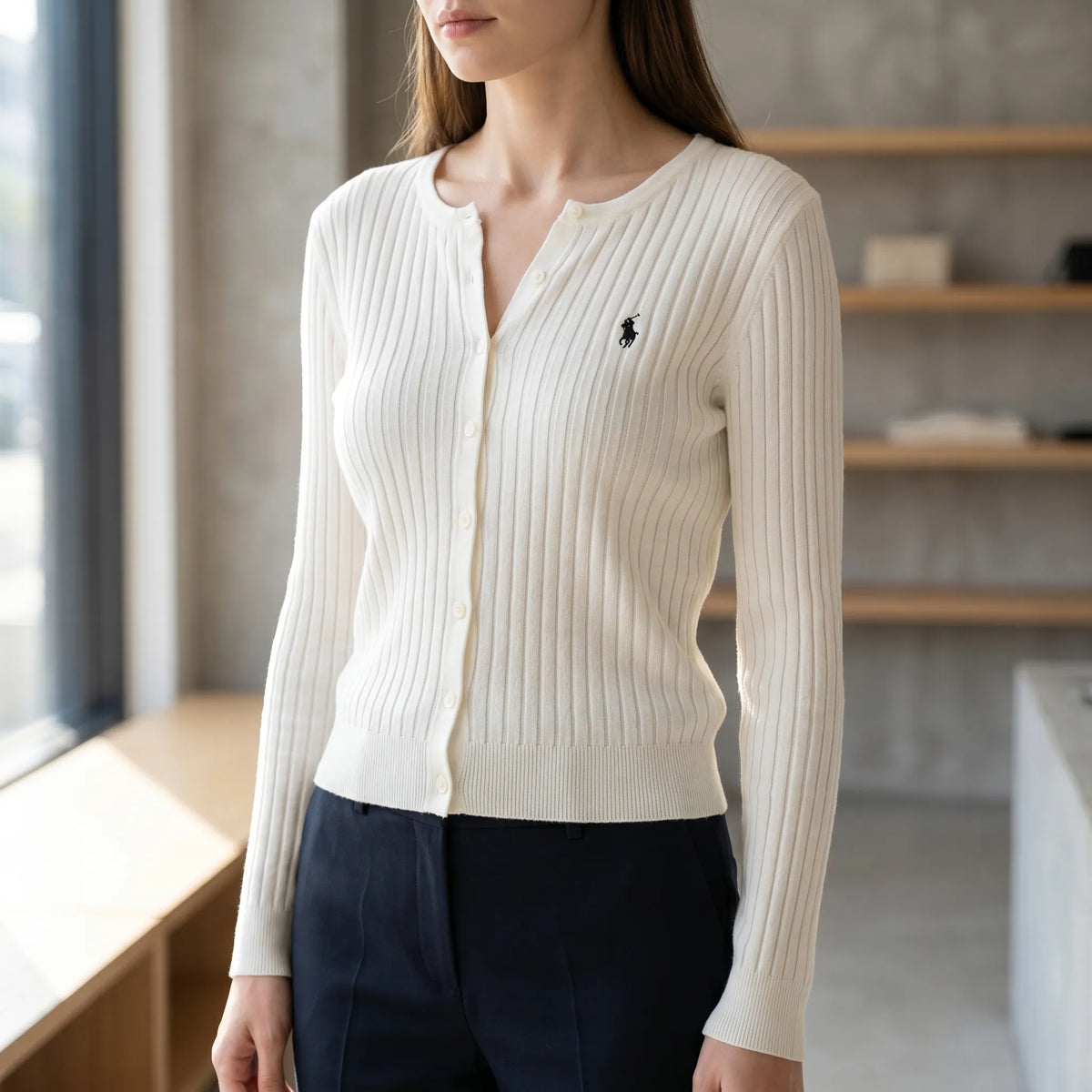 Gerippter Strickcardigin Damen mit Knopfleiste und Bruststickerei