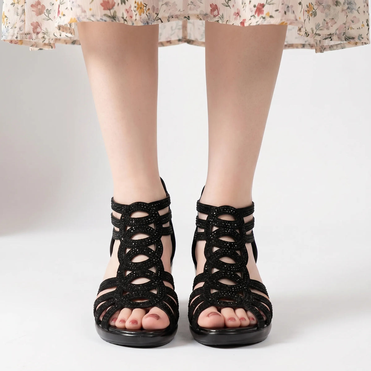 Schwarze Keilsandale mit Cut-out-Riemen und Strass-Verzierungen