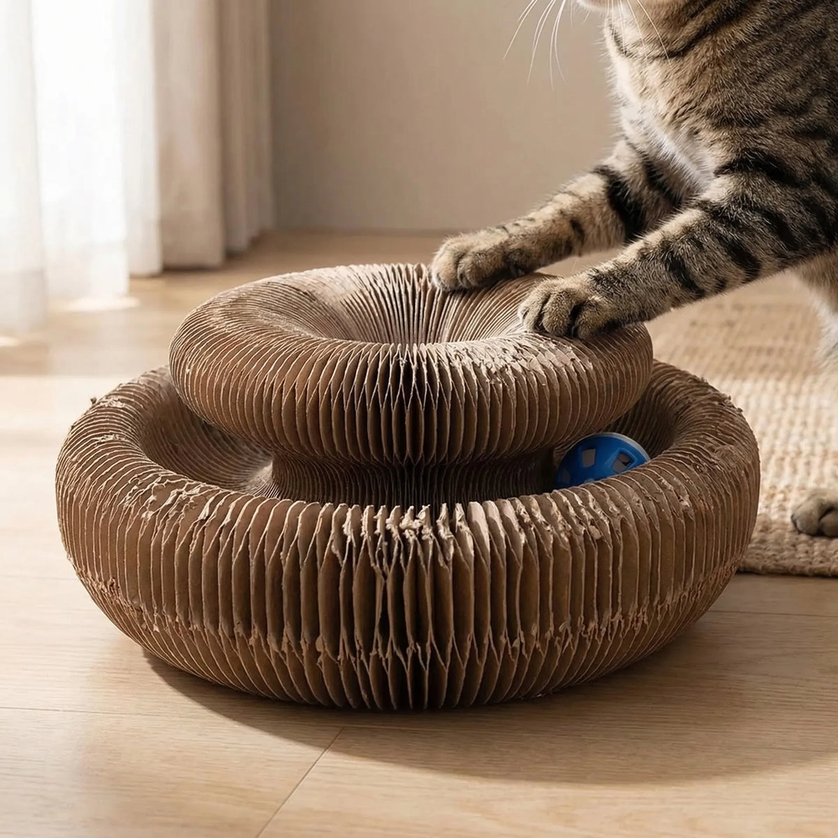 Faltbares Katzenkratzbrett aus Wellpappe mit Ballbahn und Liegefläche