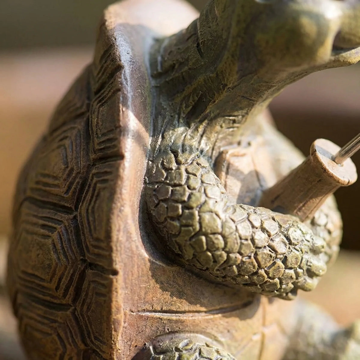 Schildkröte Gartenskulptur mit Angelrute und Fischanhänger detaillierte Figur