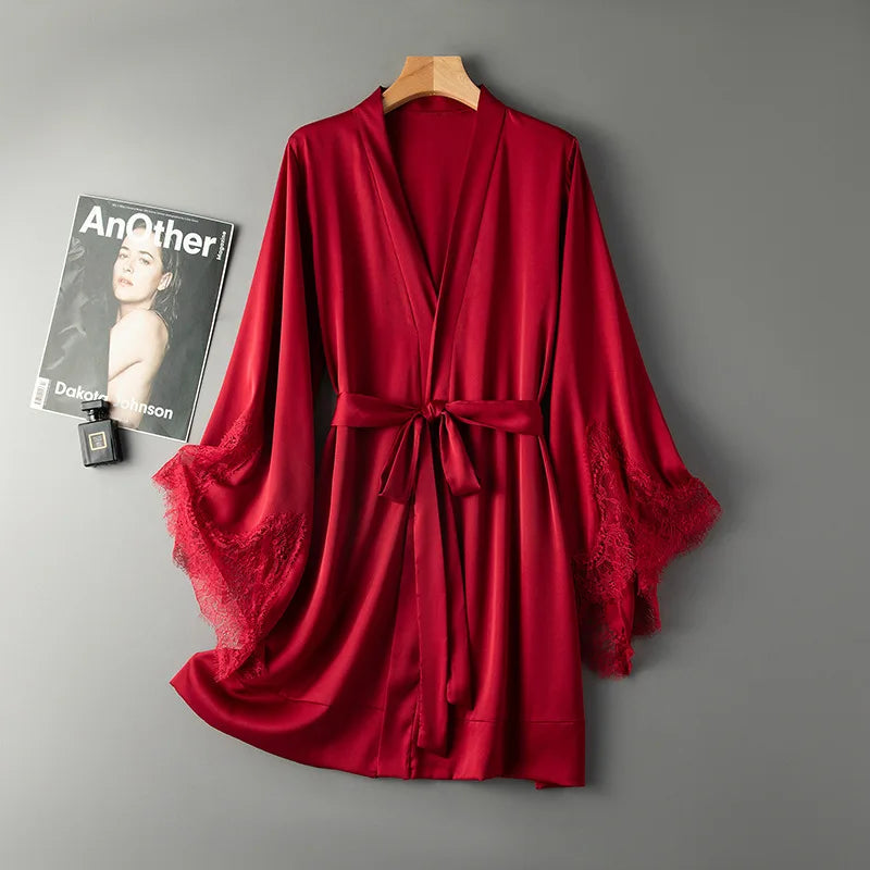 Kurzer Kimono-Bademantel mit Spitzenverzierung