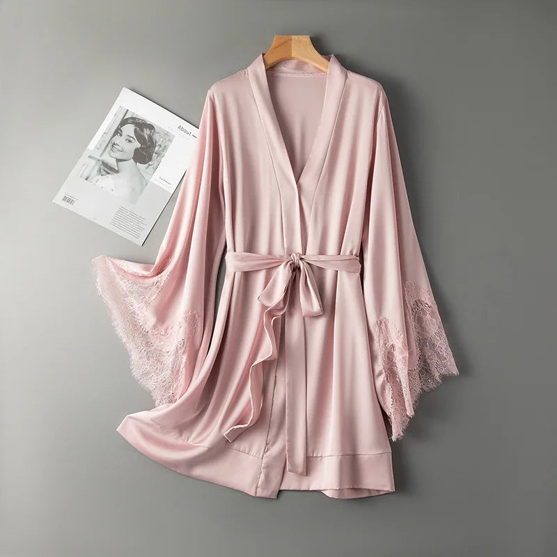 Kurzer Kimono-Bademantel mit Spitzenverzierung