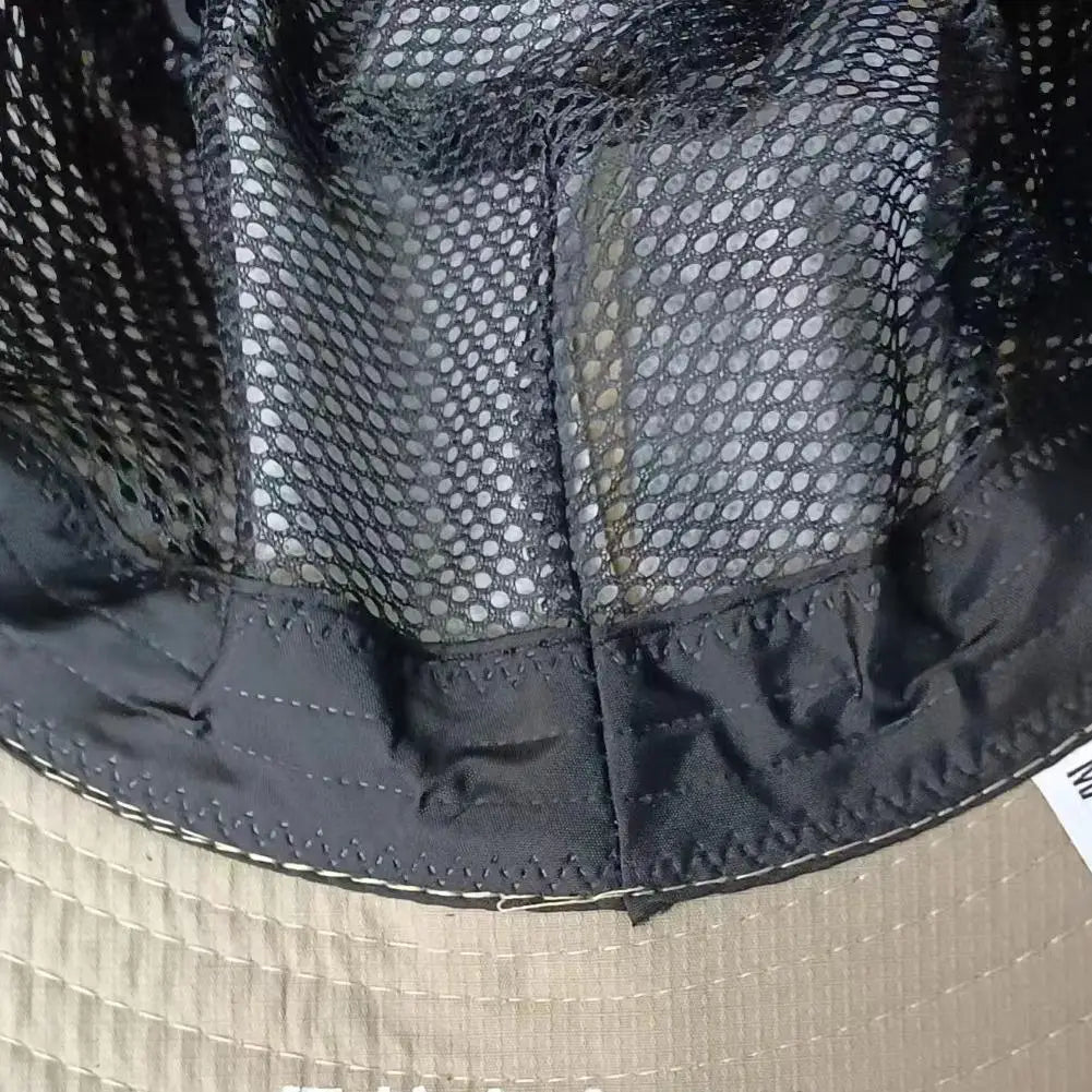 Breitkrempiger Outdoor-Hut mit Mesh-Krone und Umlegkordel