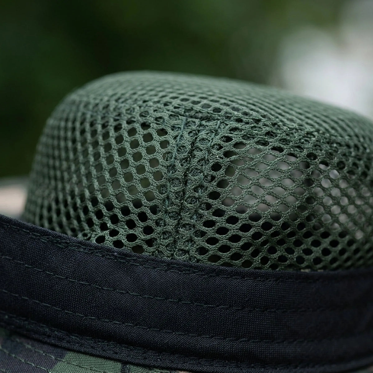 Breitkrempiger Outdoor-Hut mit Mesh-Krone und Umlegkordel
