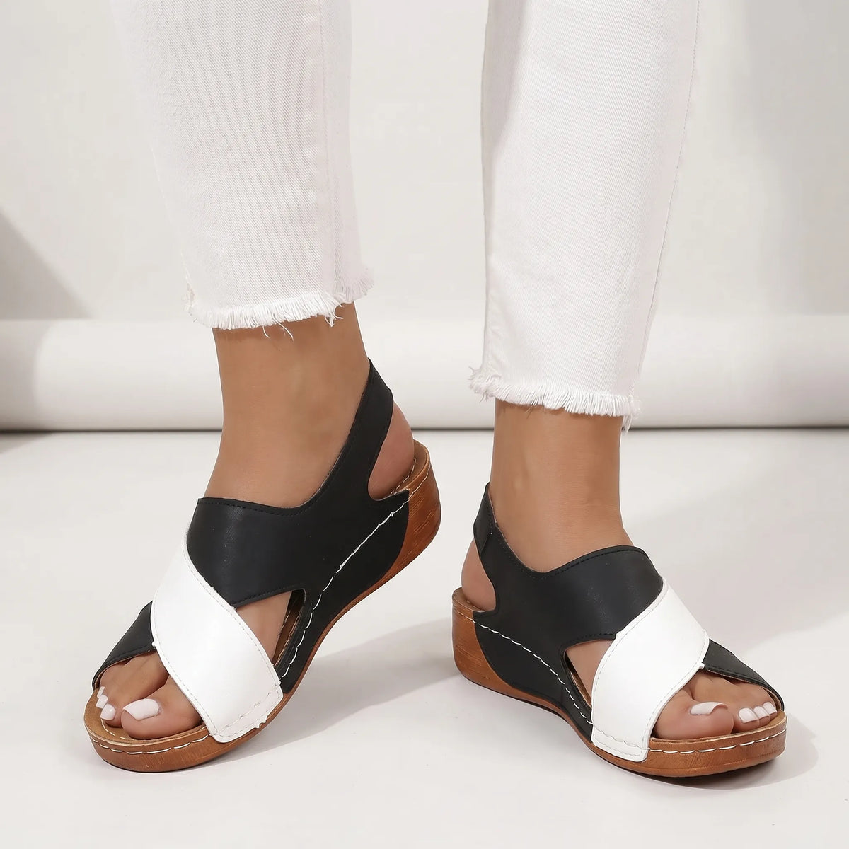 Damen-Keilsandalen mit Kreuzband-Riemen und Slip-on-Passform