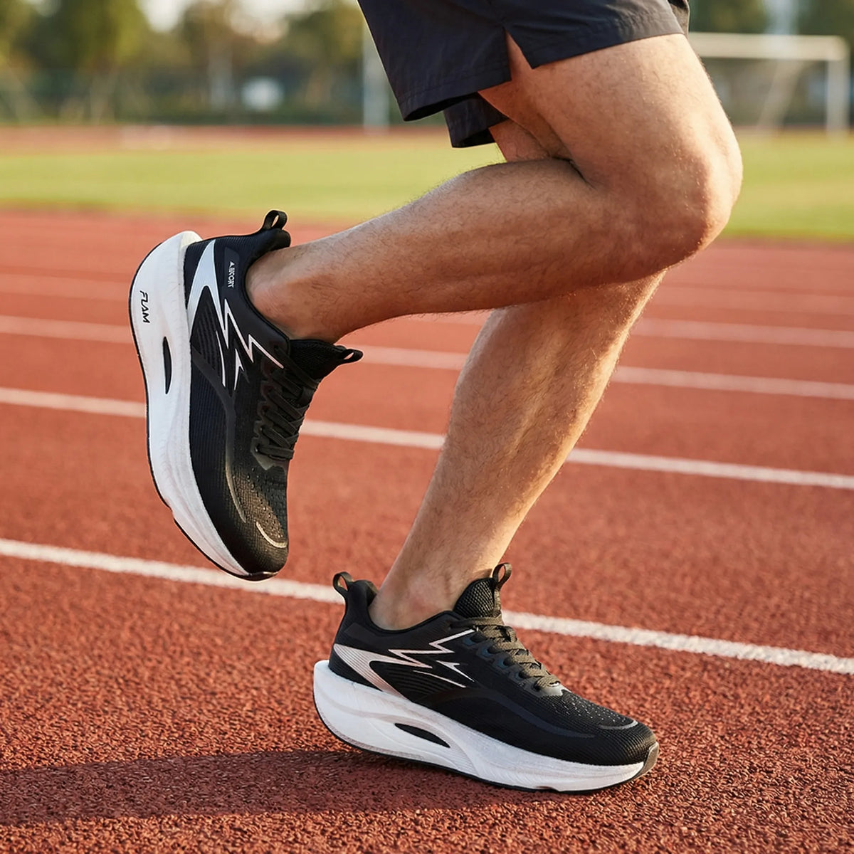 Laufschuh mit Luftpolster-Ferse und Karbonplatte, Mesh-Obermaterial