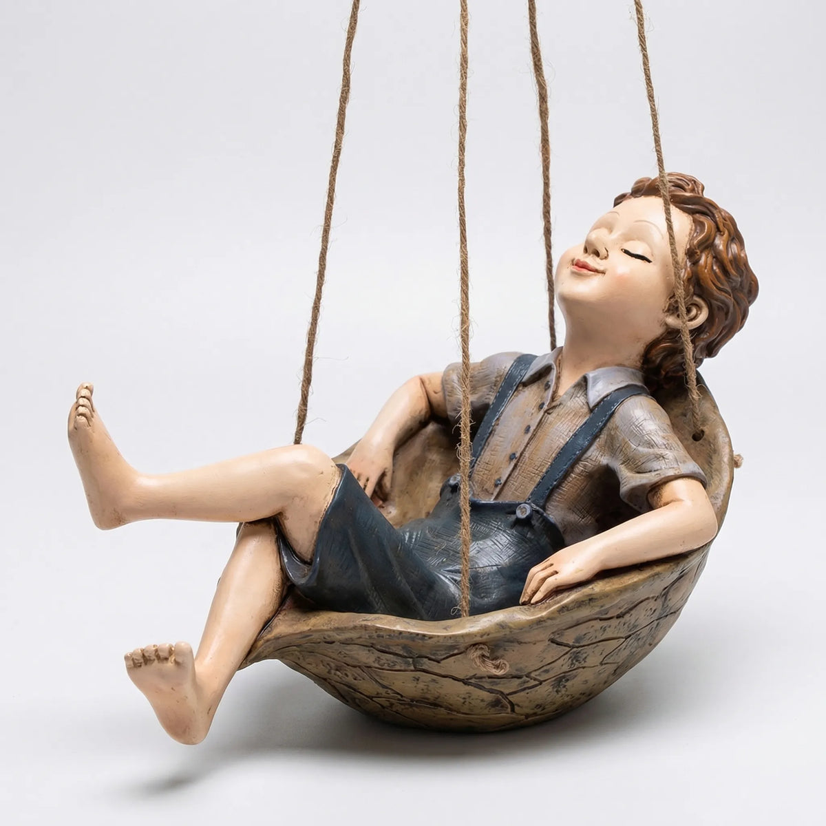 Schaukel-Junge Skulptur handgemalt mit Details