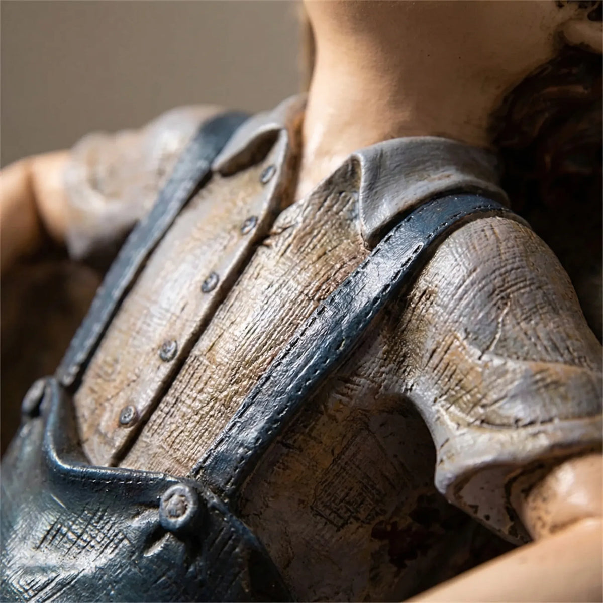 Schaukel-Junge Skulptur handgemalt mit Details