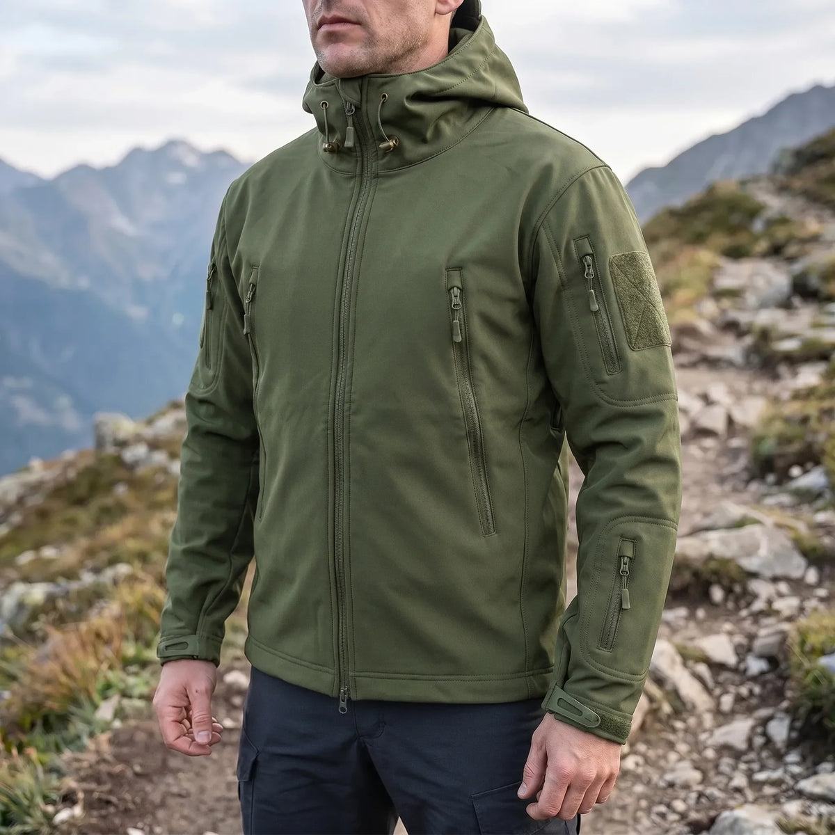Taktische Softshell-Jacke mit Thermofütterung und Nutzungstaschen