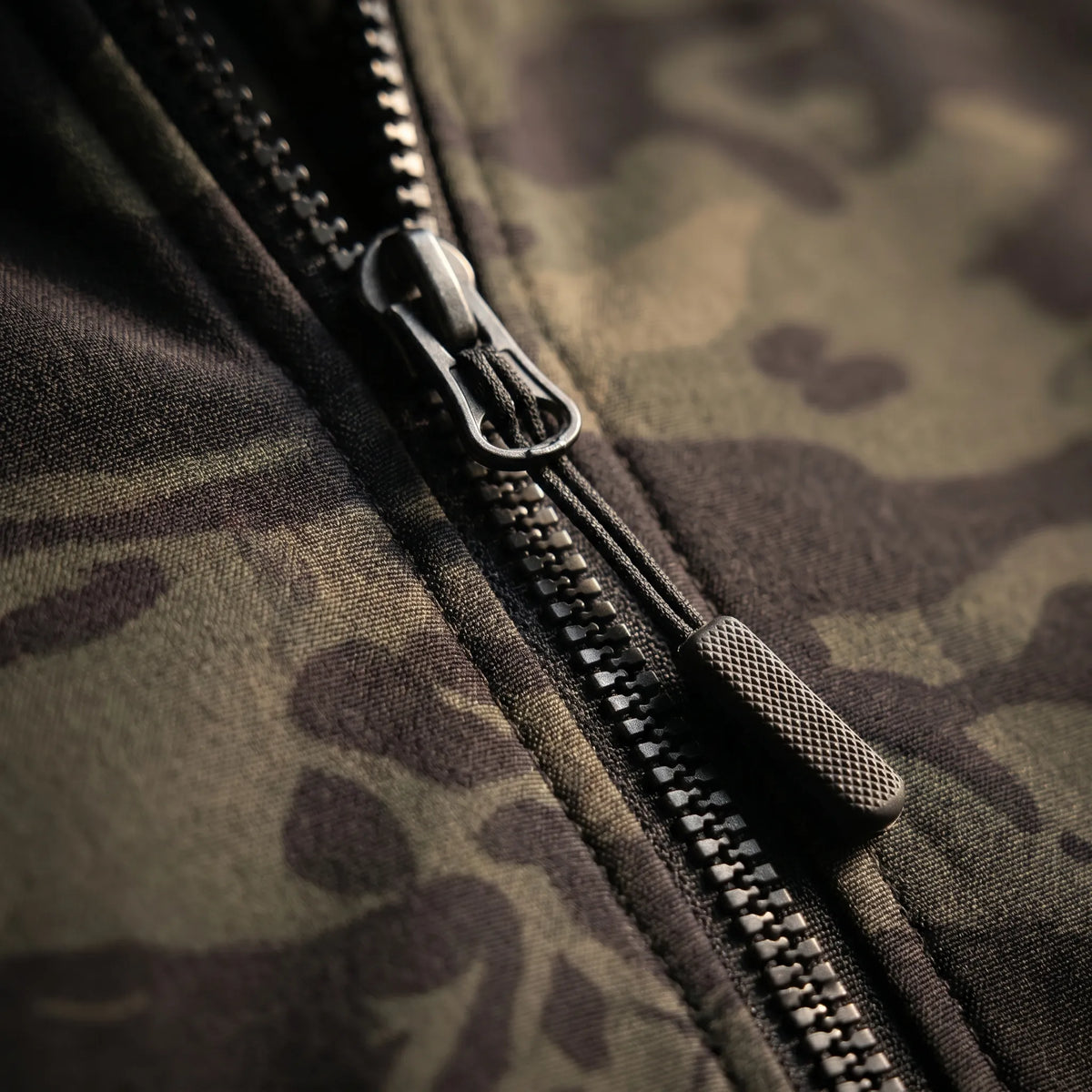 Taktische Softshell-Jacke mit Thermofütterung und Nutzungstaschen