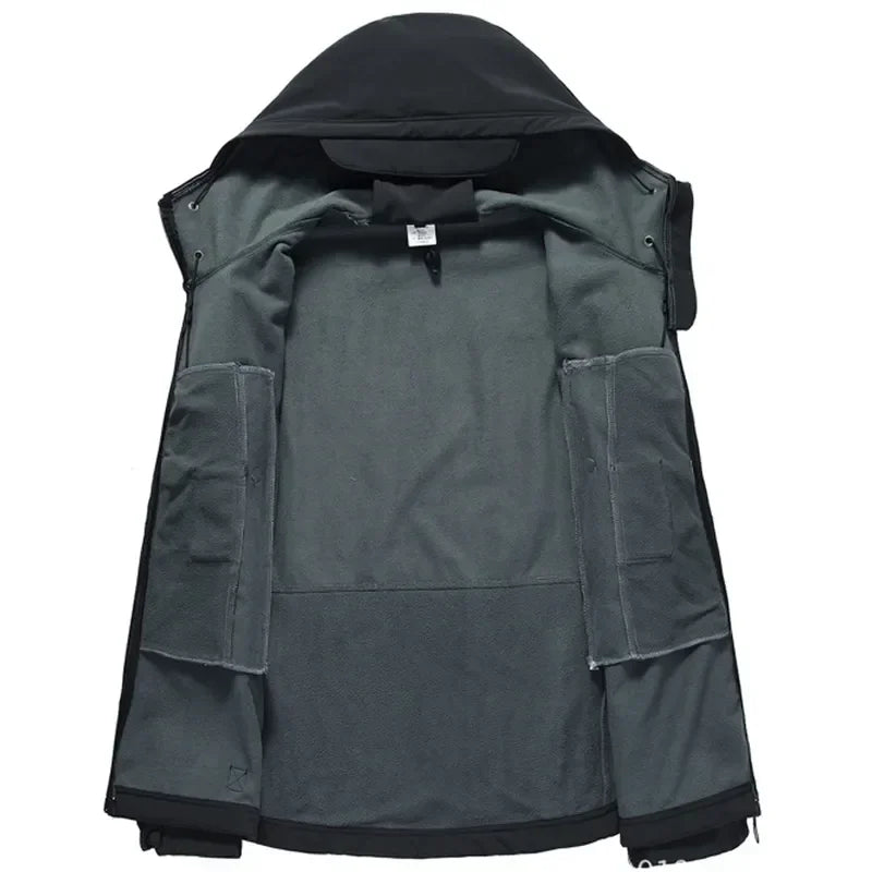 Taktische Softshell-Jacke mit Thermofütterung und Nutzungstaschen