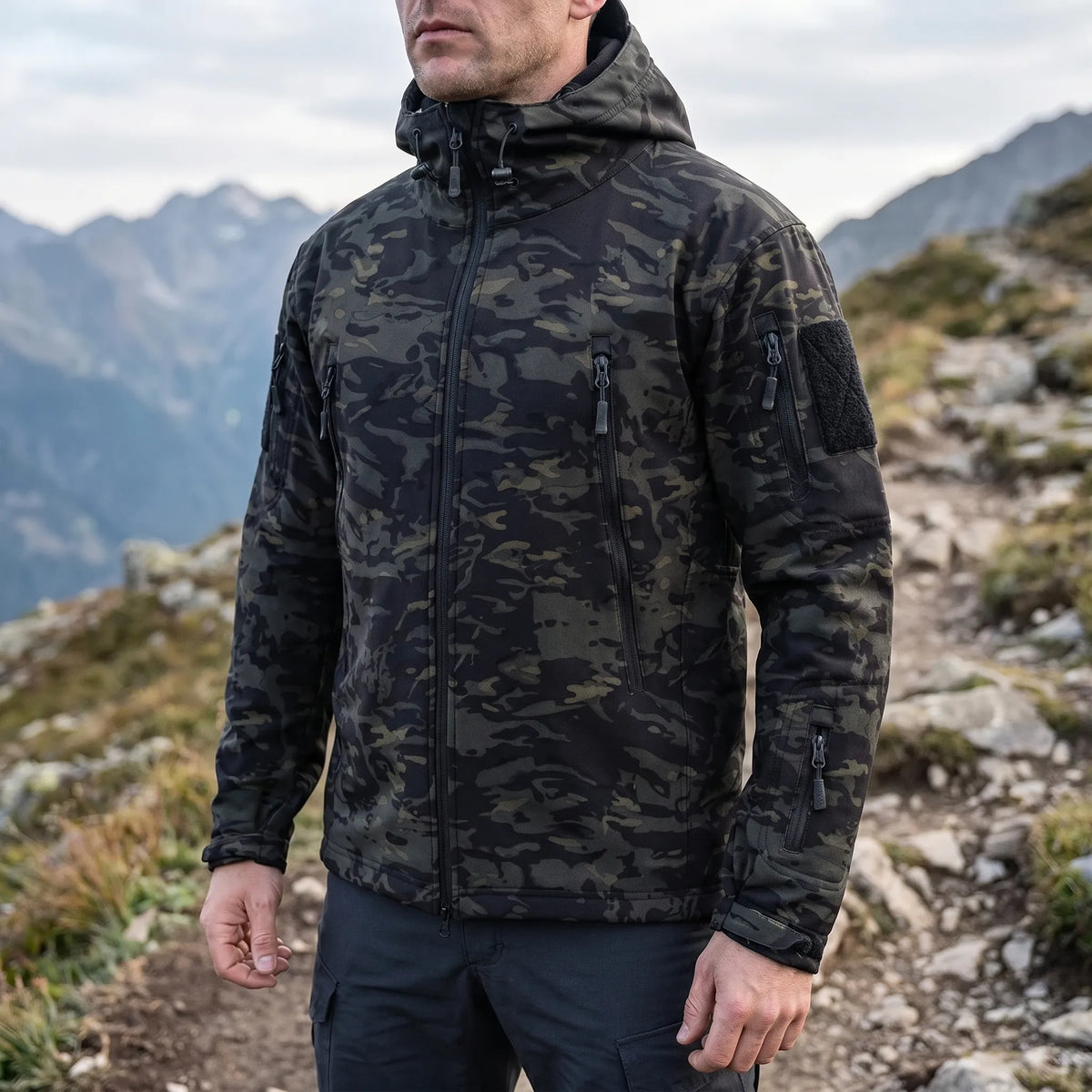 Taktische Softshell-Jacke mit Thermofütterung und Nutzungstaschen