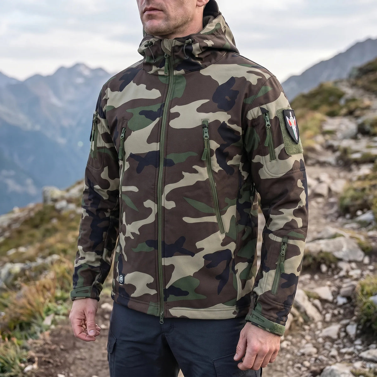 Taktische Softshell-Jacke mit Thermofütterung und Nutzungstaschen