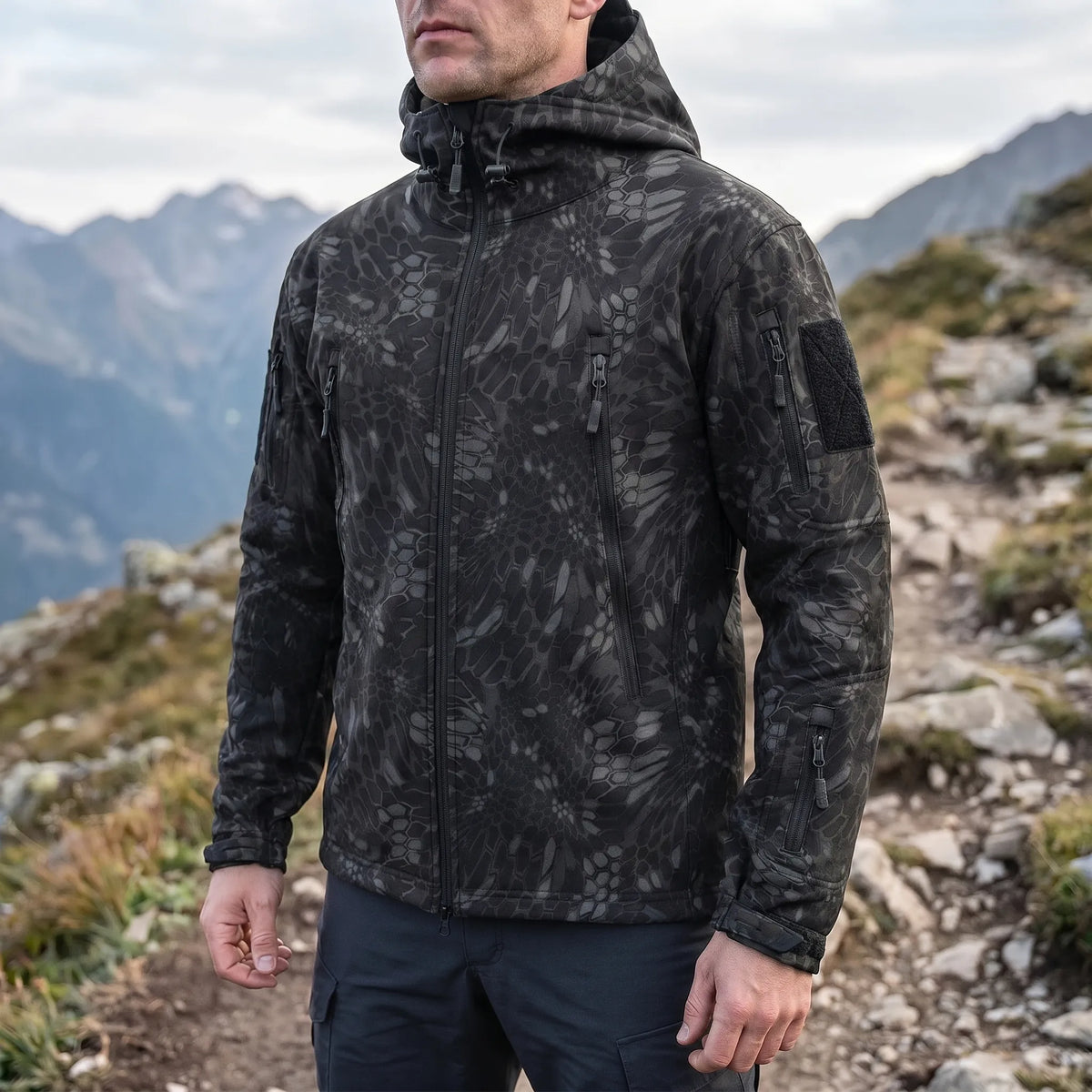 Taktische Softshell-Jacke mit Thermofütterung und Nutzungstaschen